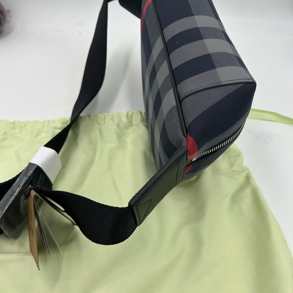 Women's Burberry Sonny  check Belt bag adjustable in navy blue made in Italy - Picture 6 of 9